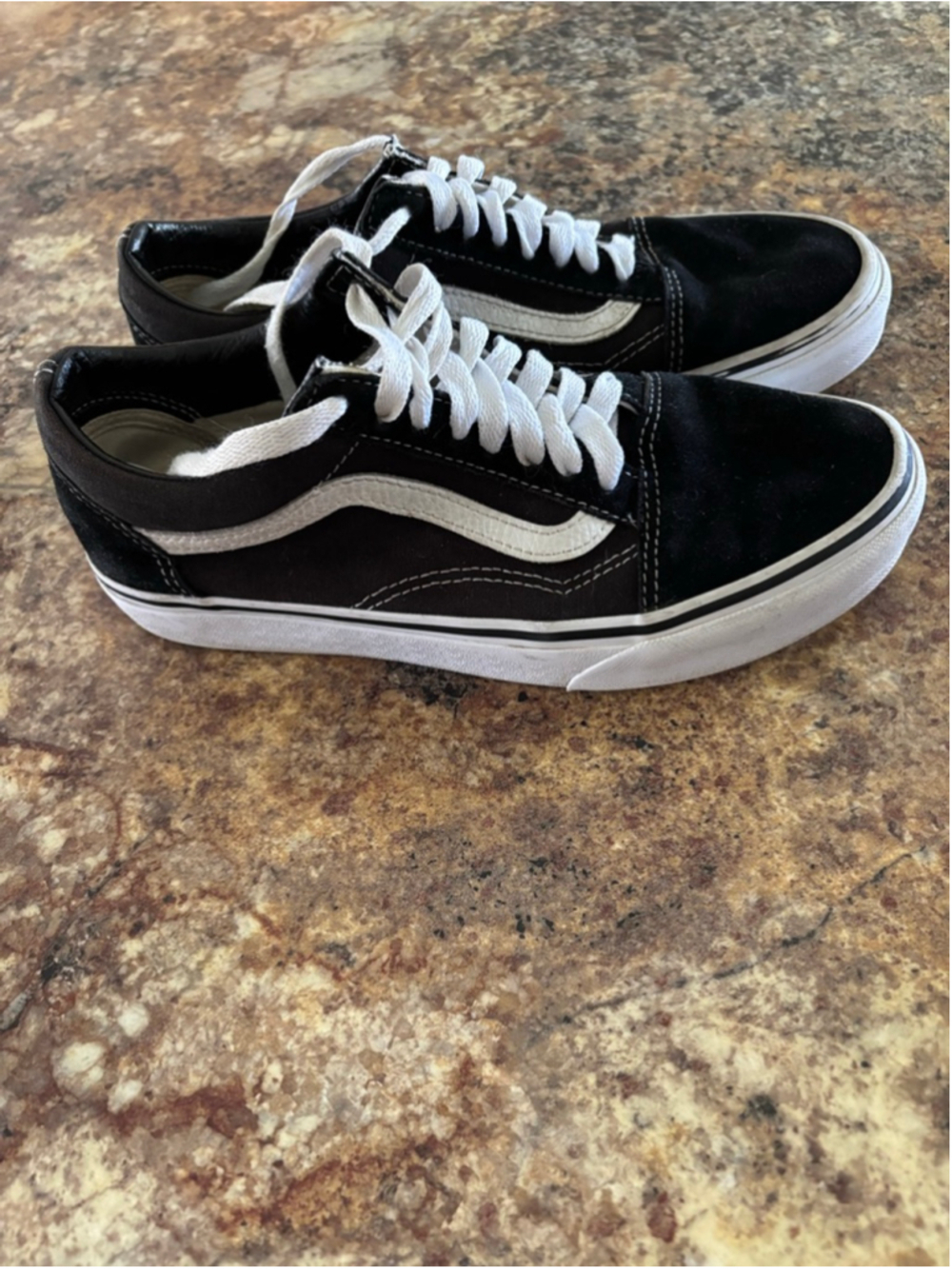 Vans Old Skool Black White Men’s 6.5 Women’s 8 Classic Skate Shoes - Picture 2 of 9